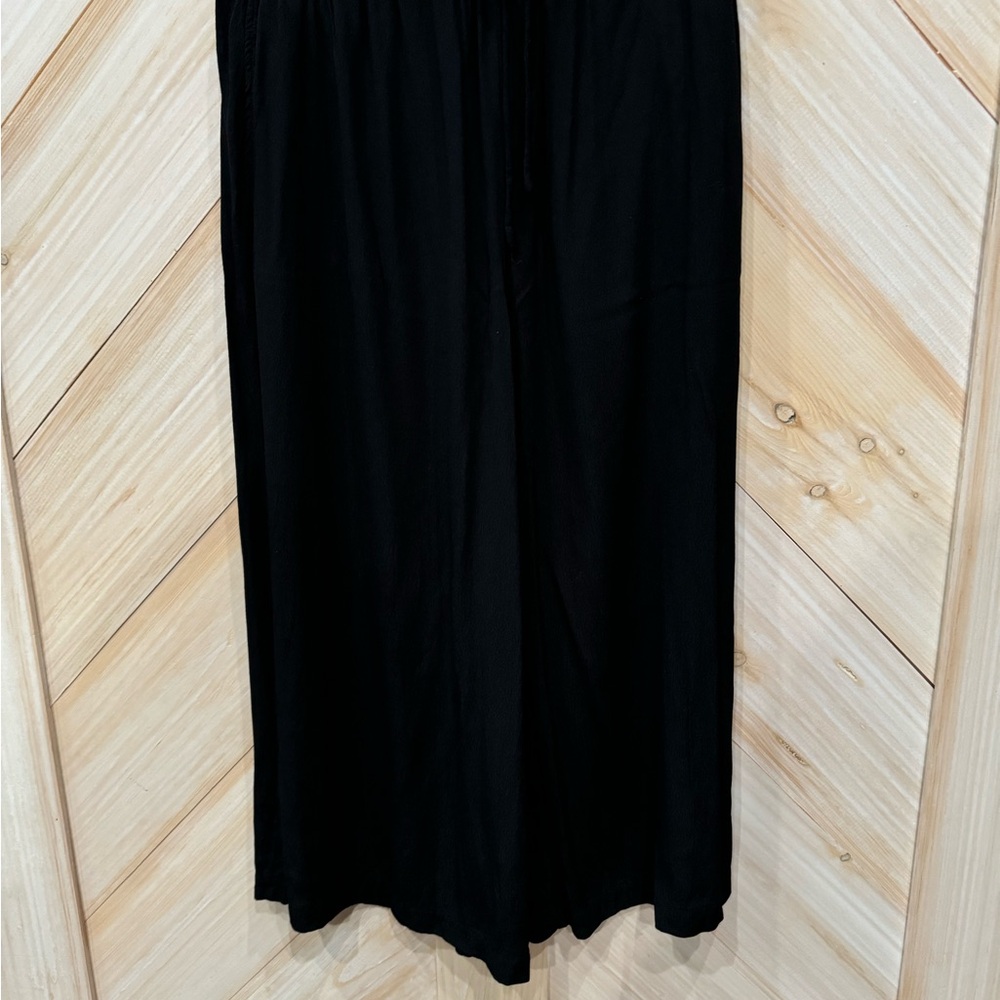 MNG Cropped, full leg pants, crepe fabric. Sz Lg.